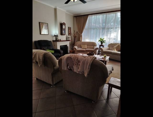 4 BEDROOM FREEHOLD FOR SALE IN HUTTENHEIGHTS